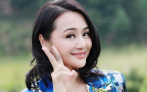 Nữ Thần Tuổi Thơ Tào Dĩnh Khóc Nức Nở Chia Sẻ Cuộc Chiến Ung Thư Trên Livestream