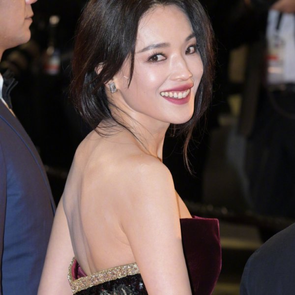 Thư Kỳ Tỏa Sáng Rực Rỡ Tại Cannes 2025