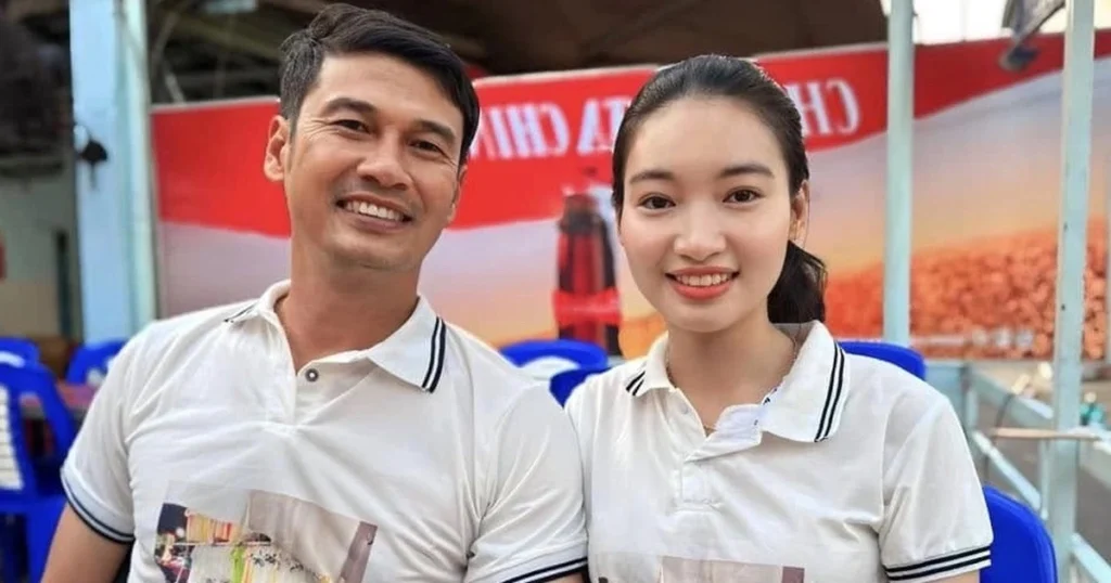 Tiết Cương vỡ òa hạnh phúc đón con trai đầu lòng ở tuổi 52 với vợ kém 26 tuổi